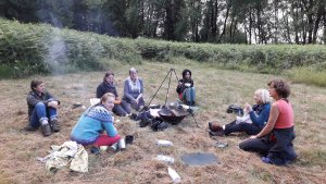 Osons_la_nuit_groupe_autour_du_feu.jpg